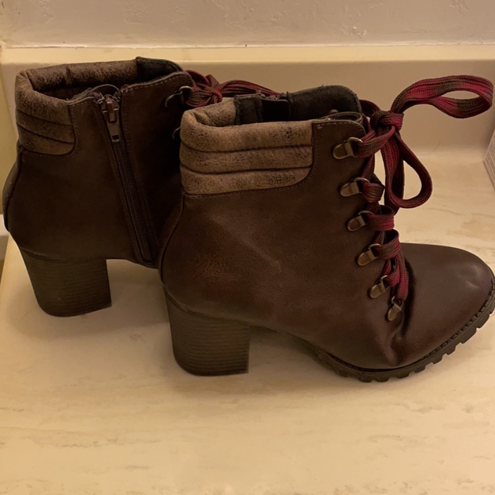 Size 8 Brown zippered heeled boots